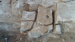 גושי אבן ותעלות חציבה במדרגה 109, מבט על לצפון.