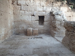 שולחן אבן צמוד לקיר 148, מבט למזרח.