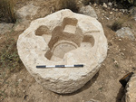 אגן טבילה בצורת צלב.