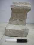 חלק מפדסטל או ריהוט כנסייתי, ועליו תבליט צלב.